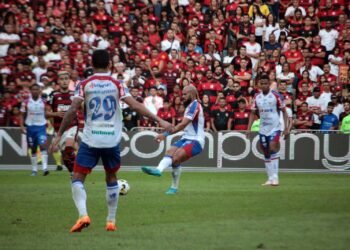 Com gol no final, Fortaleza bate o Flamengo e conquista a primeira vitória no Brasileirão