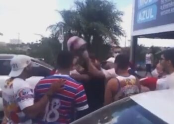 Atacante do Fortaleza, Robson é agredido em desembarque tricolor e clube se manifesta; veja