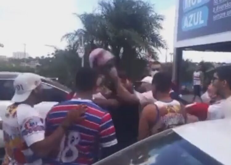 Atacante do Fortaleza, Robson é agredido em desembarque tricolor e clube se manifesta; veja