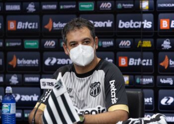 Marquinhos Santos vê empate com Cuiabá justo e explica ausência de Vina: “Colocaria em risco de ter uma lesão”