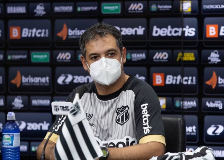 Marquinhos Santos vê empate com Cuiabá justo e explica ausência de Vina: “Colocaria em risco de ter uma lesão”